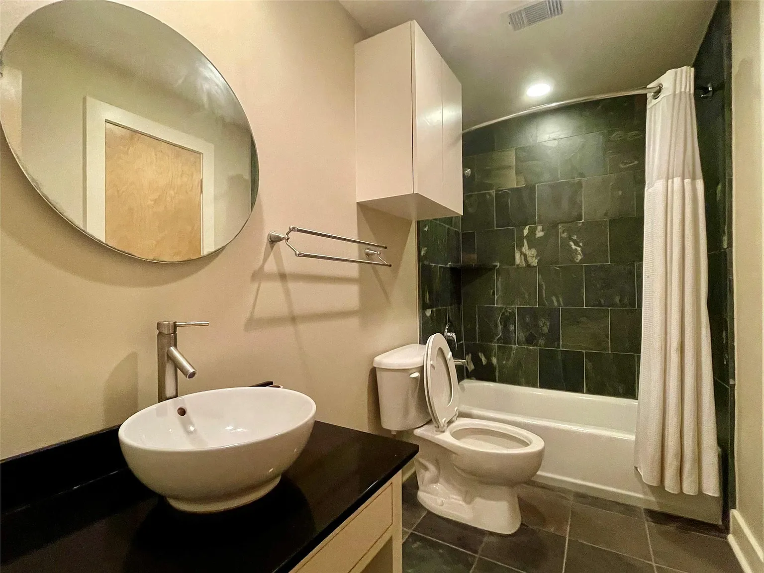 3 bed, 3.0 bath, 2499 sqft, $2,990 — Photo 3