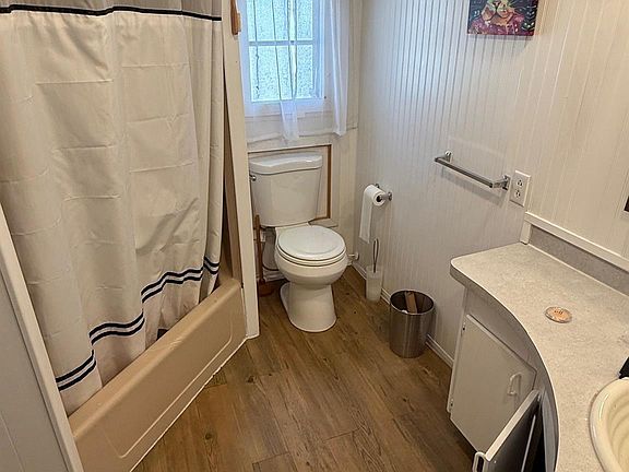 5th image of 248 Shoreline Dr W