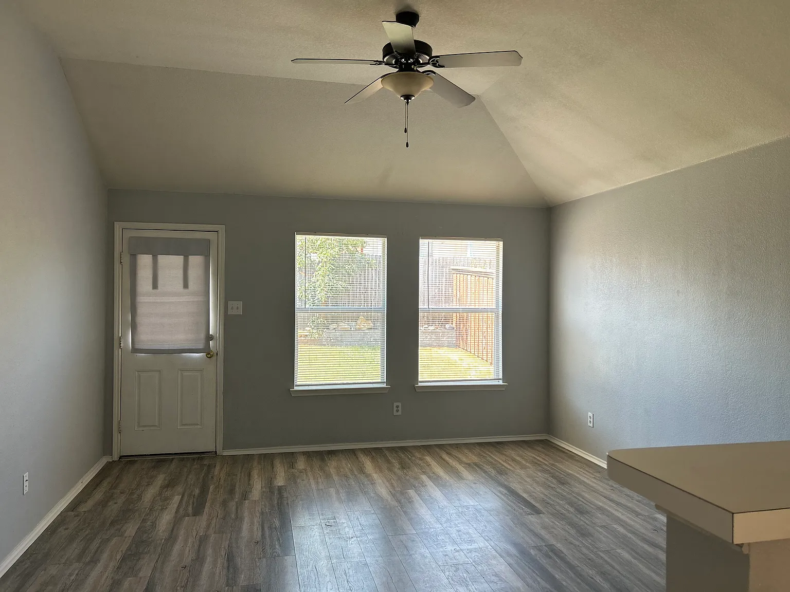 3 bed, 1408 sqft, $2,100 — Photo 2