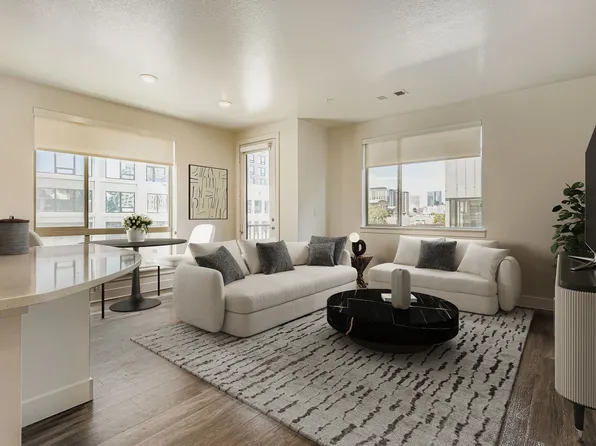 8TWO8 on Broadway Apartments