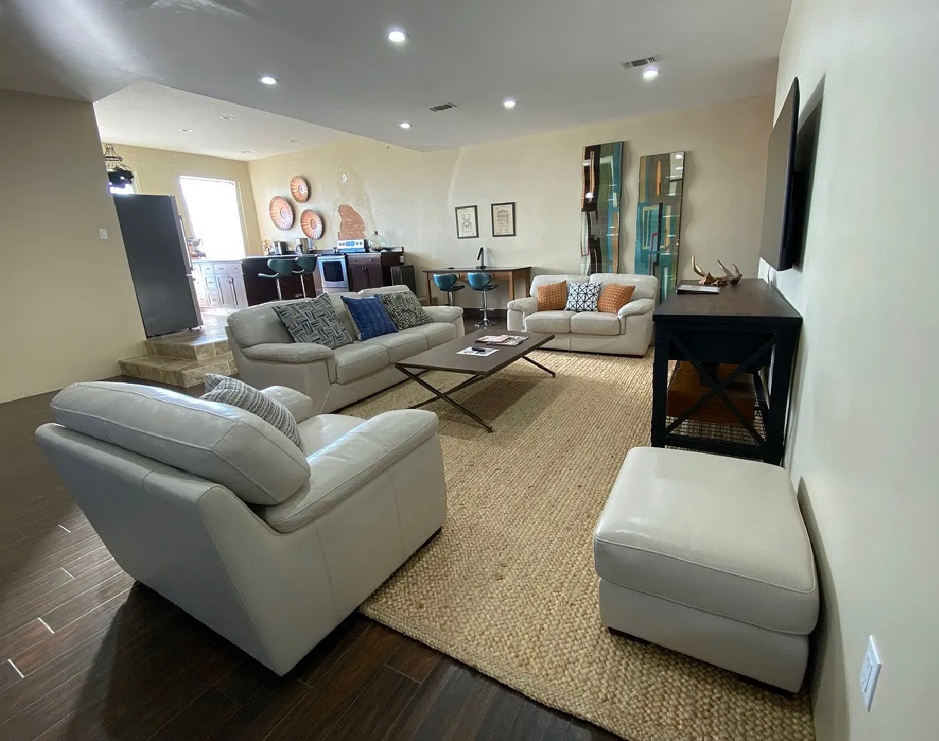 4 bed, 3000 sqft, $6,900 — Photo 2