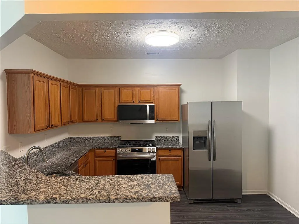 3 bed, 2.5 bath, 1903 sqft, $2,200 — Photo 2