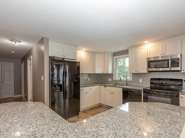 12 Carroll Pkwy, Lowell, MA 01851
