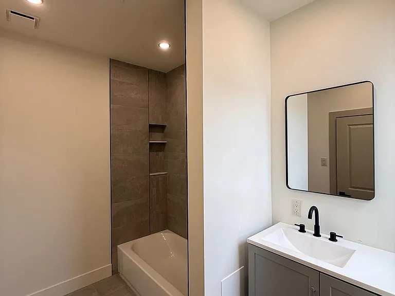 1329 N Dover St — Photo 16