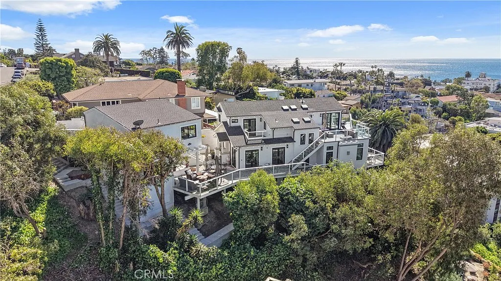 5 bed, 6.5 bath, 3900 sqft, $40,000 — Photo 1