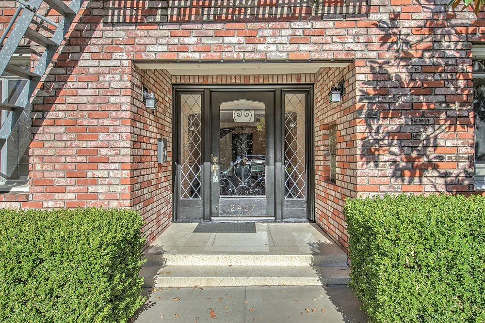 2427 Hilgard Ave — Photo 2