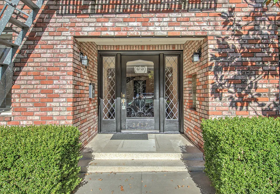 Building entrance with intercom system