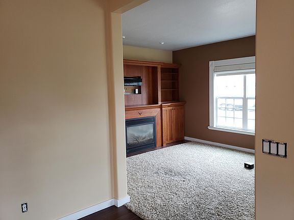 Living room, TV mount, oak bookshelves, lots of light, carpet
