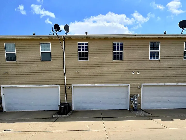 125 E Robinson Ave — Photo 2