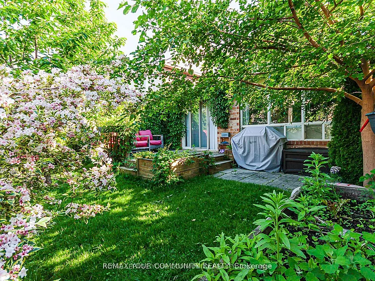 688 Hamilton Cres — Photo 20