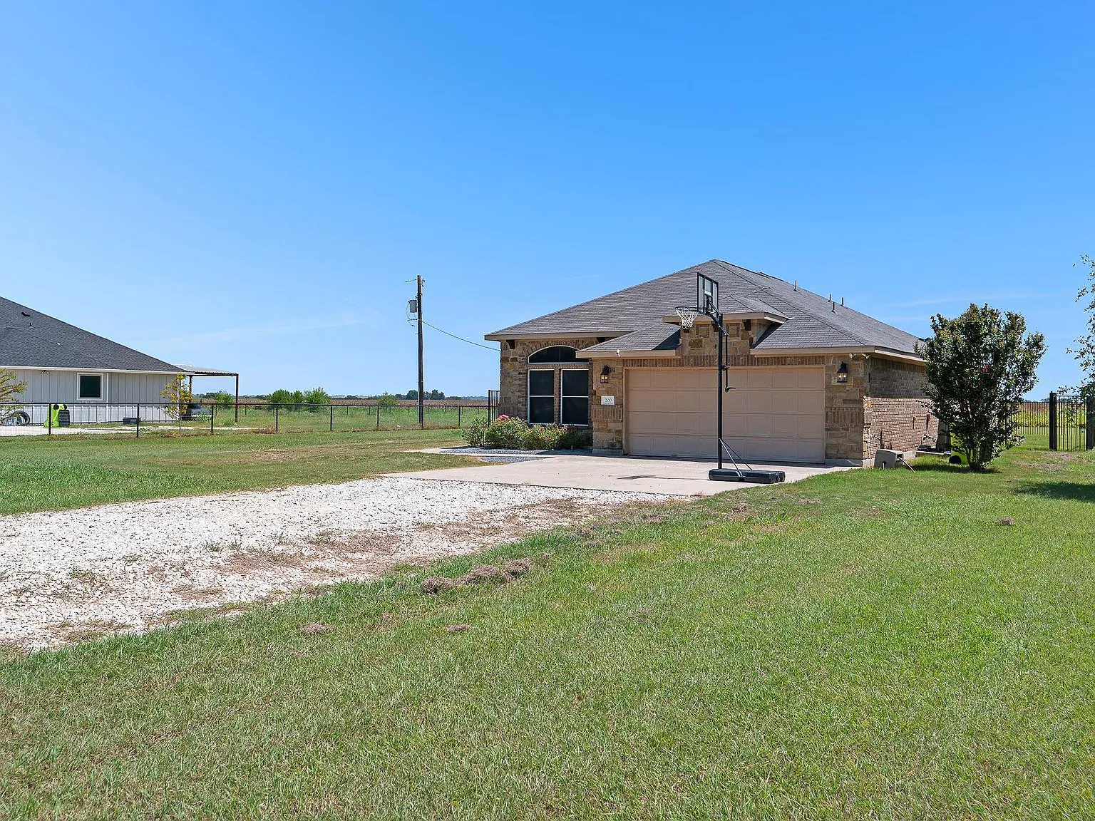 3 bed, 2.0 bath, 1944 sqft, $3,100 — Photo 2