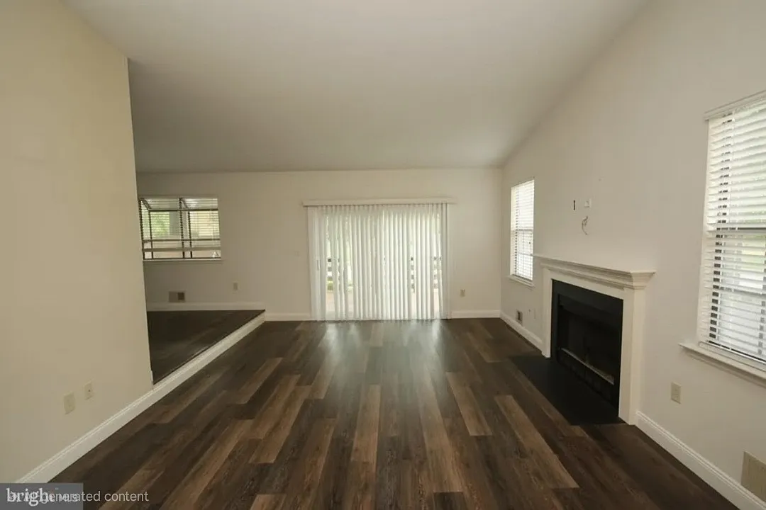 37 Easton Ct — Photo 3