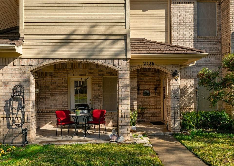 1st image of 2126 Lakeforest Dr