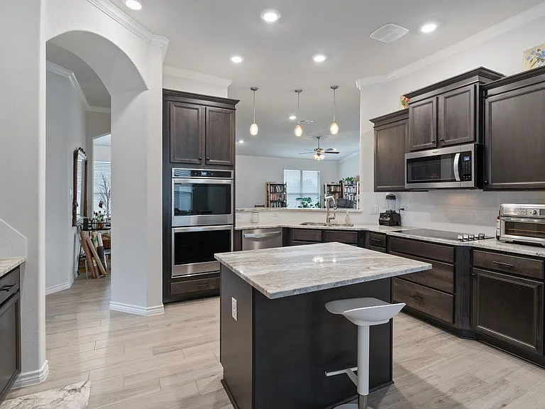 608 Lister Dr — Photo 11