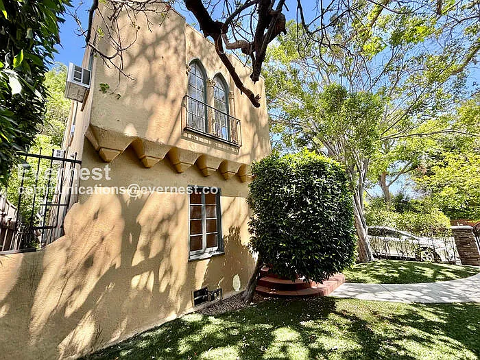 Building Photo - 132 N Crescent Heights Blvd