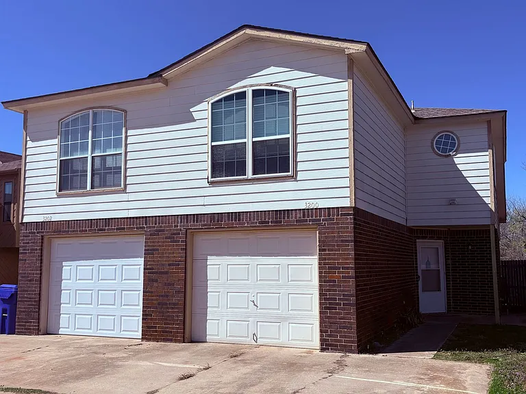3200 Ridgecrest Ct — Photo 1