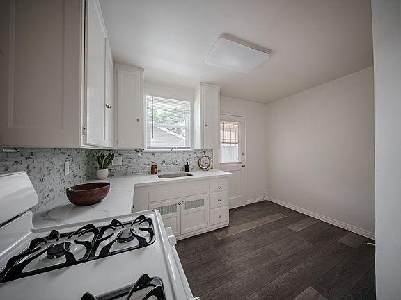 3rd image of 2919-2925 E Theresa St #2925-2