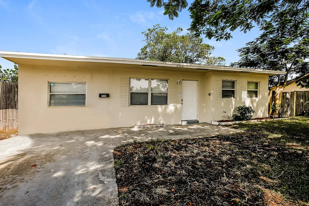 3 bed, 2.0 bath, 925 sqft, $2,660 — Photo 1