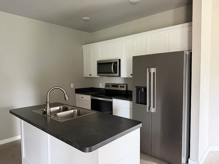 202 E Henderson St — Photo 4