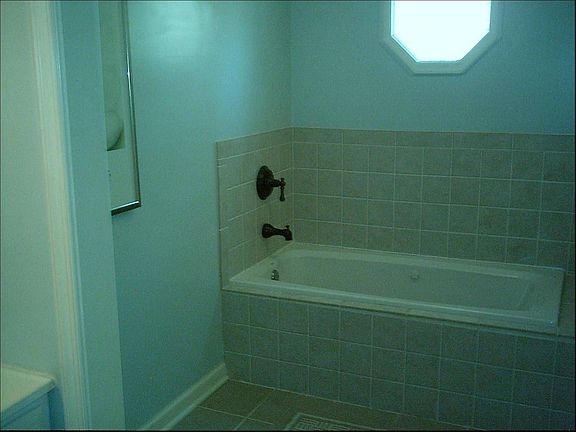 Lgmstr bath with sep. jetted tub