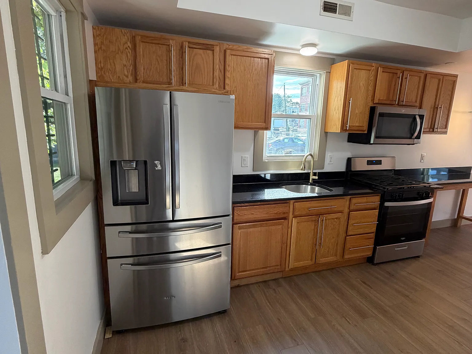 3 bed, 9999 sqft, $3,200 — Photo 1