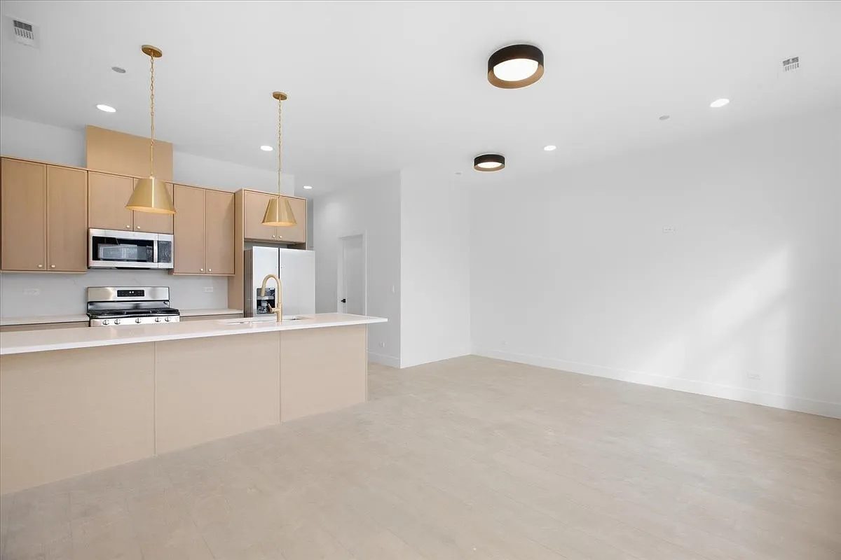 5 bed, 2070 sqft, $6,100 — Photo 2