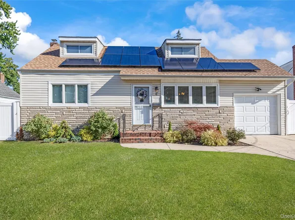 4 Lime Court, West Babylon, NY 11704