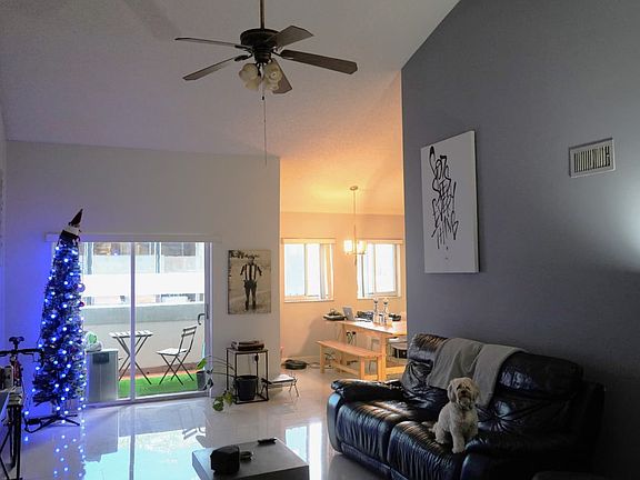 High ceilings living room with balcony