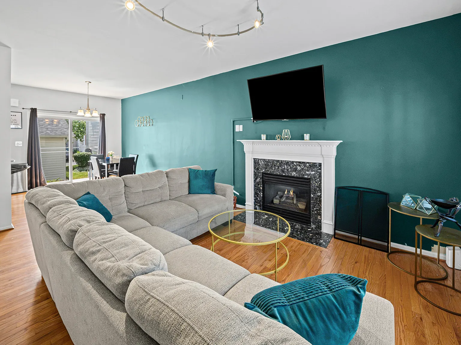 3 bed, 2202 sqft, $3,500 — Photo 3