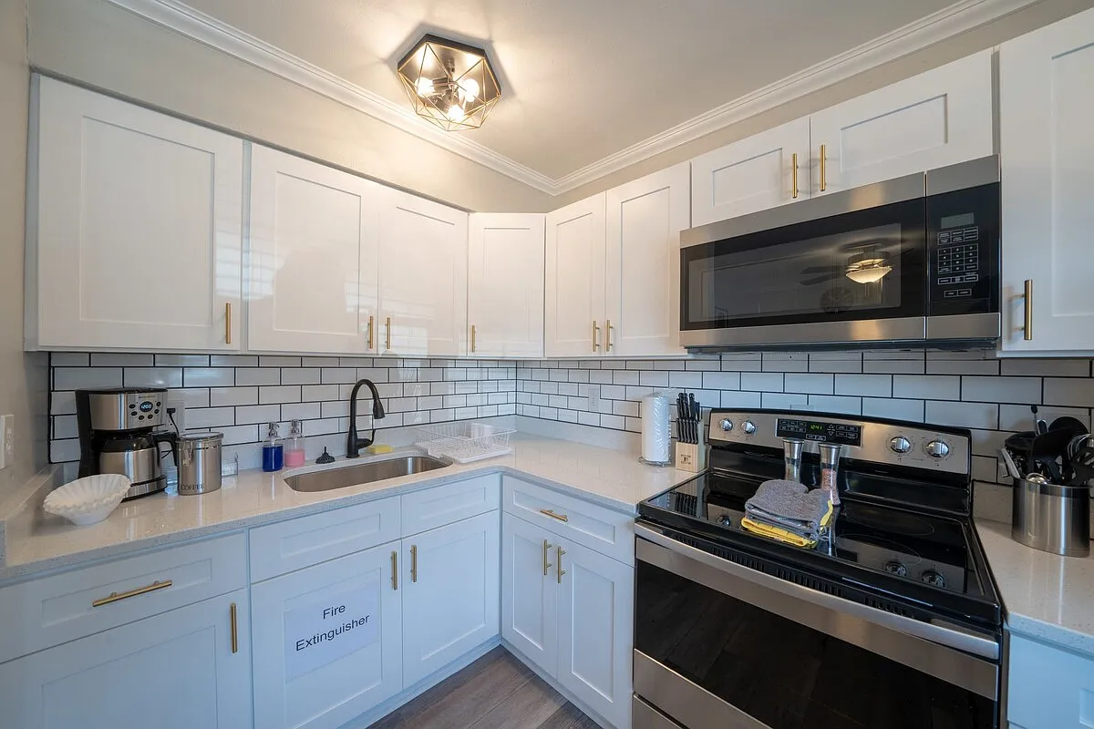 1 bed, 400 sqft, $2,100 — Photo 4
