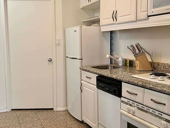 5th image of 150 W 51st St APT 925