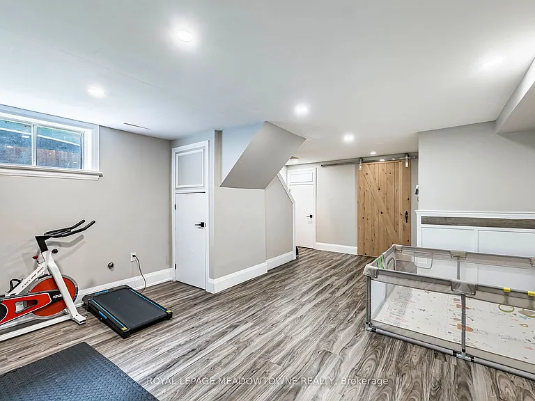 520 Pineview Gdns — Photo 22