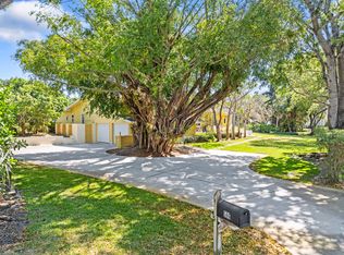 586 Yucca Rd, Naples, FL 34102