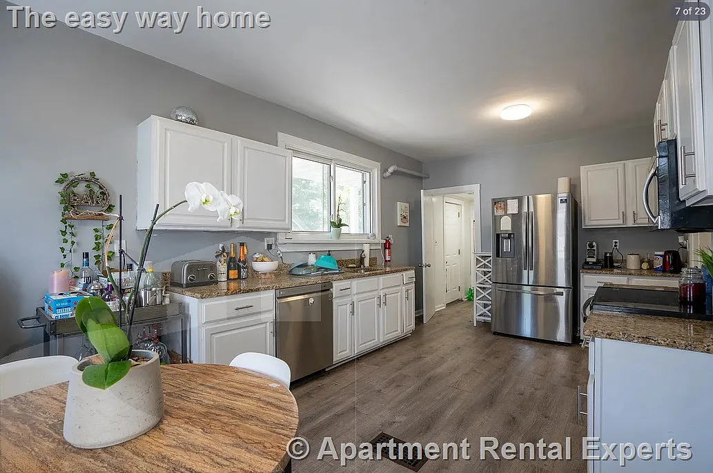 4 bed, 1.5 bath, 1400 sqft, $3,800 — Photo 2