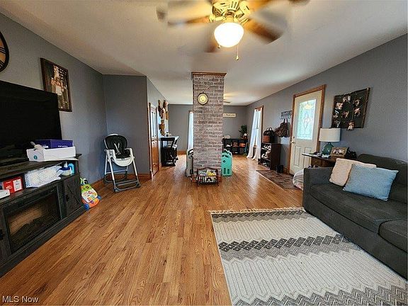 4th image of 45727 Summit Ave