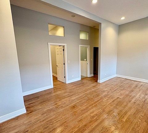 3rd image of 825 W Armitage Ave