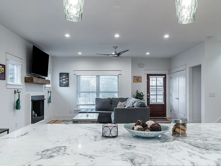 925 Mansfield Ave — Photo 6
