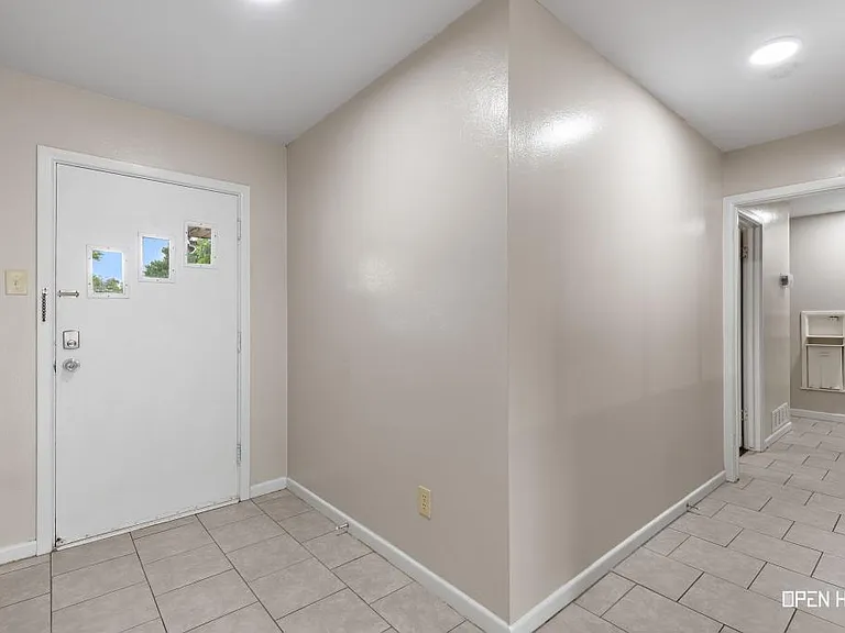 4202 Meadowbrook Dr — Photo 4