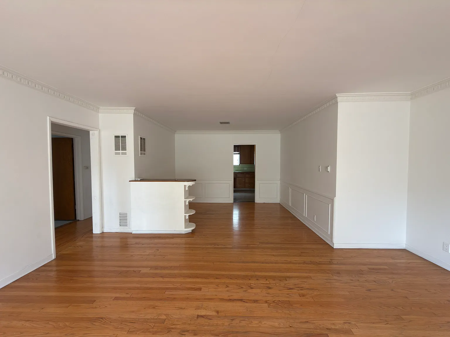2 bed, 820 sqft, $2,400 — Photo 2