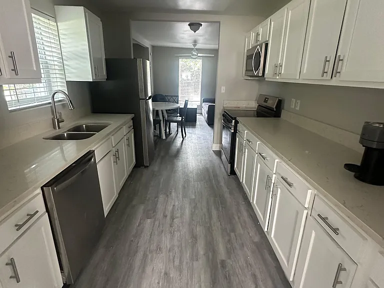 2107 Ashland St — Photo 6