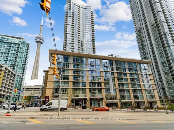 9 Spadina Ave #303, Toronto, ON M5V 3V5