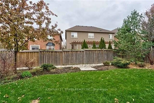 170 Tawny Cres — Photo 3