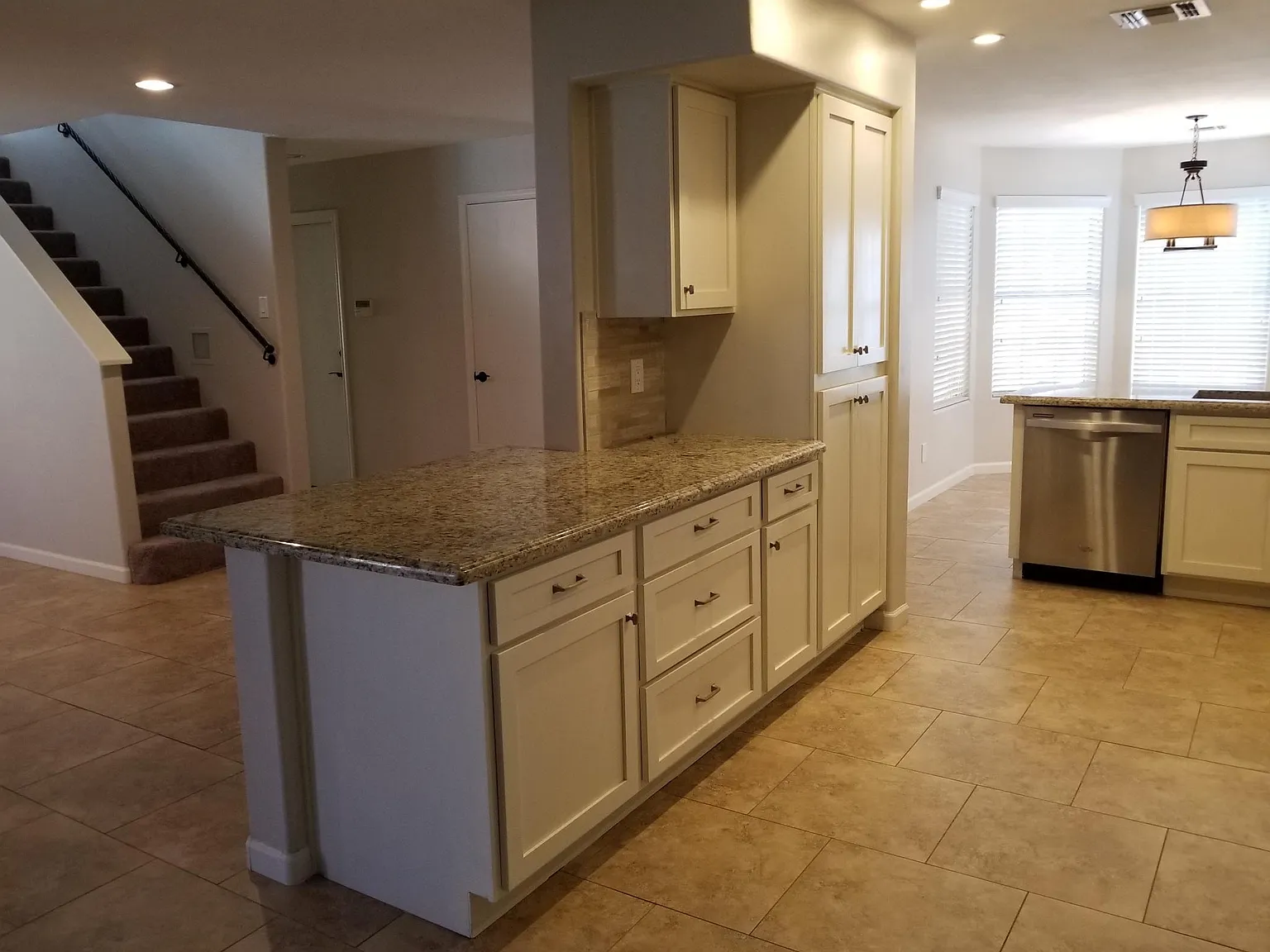 3 bed, 2.5 bath, 2298 sqft, $3,400 — Photo 2