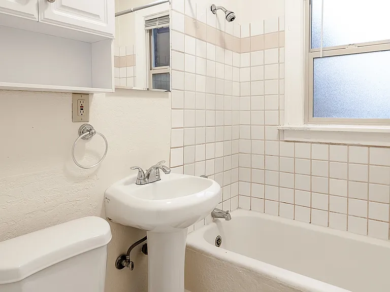 Terrace Court Apartments - Portland Oregon - Bathroom