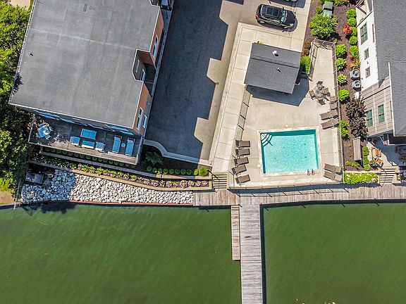 3rd image of 565 Macatawa Ave #13