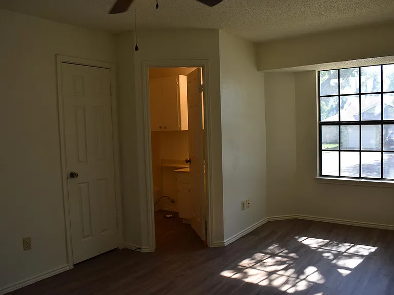 16042 Stoneham Cir — Photo 3