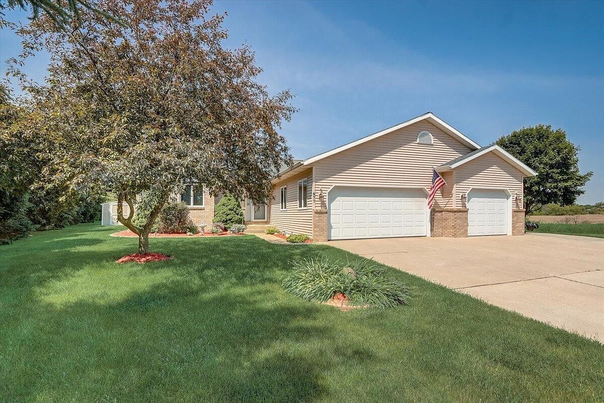 877 Hickory LANE, Hartford, WI 53027 | Zillow