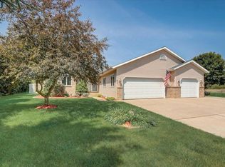 877 Hickory Ln, Hartford, WI 53027