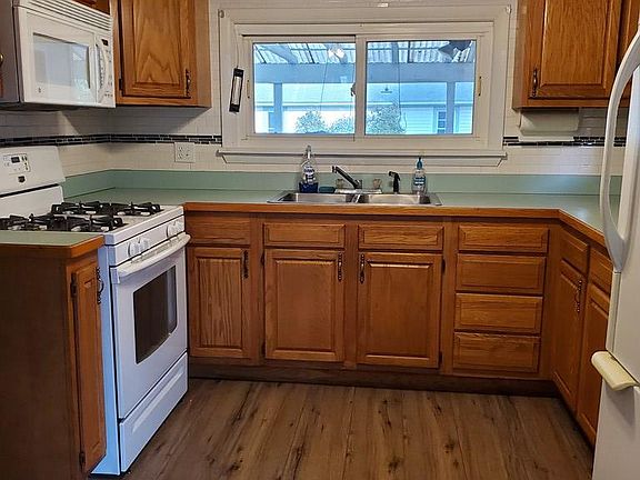 4th image of 215 Liberty St