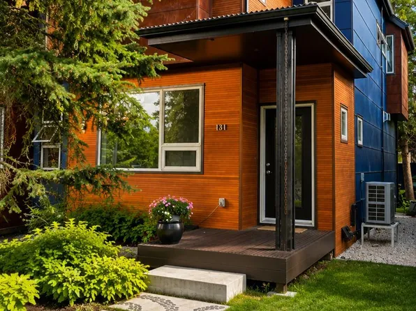 131 N 8th Ave NE, Calgary, AB T2E 0P6